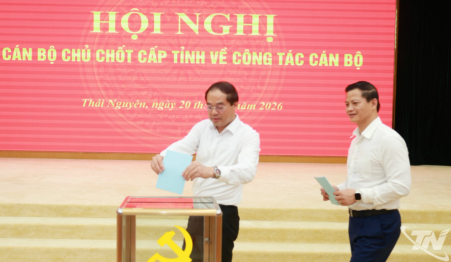 Các đại biểu bỏ phiếu thực hiện quy trình công tác cán bộ.
