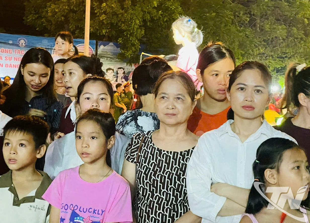 Đông đảo người dân các xã, phường phía Bắc, tỉnh Thái Nguyên háo hức đón xem chương trình Vui Tết Trung thu - Thái Nguyên lung linh Đêm hội Trăng rằm.