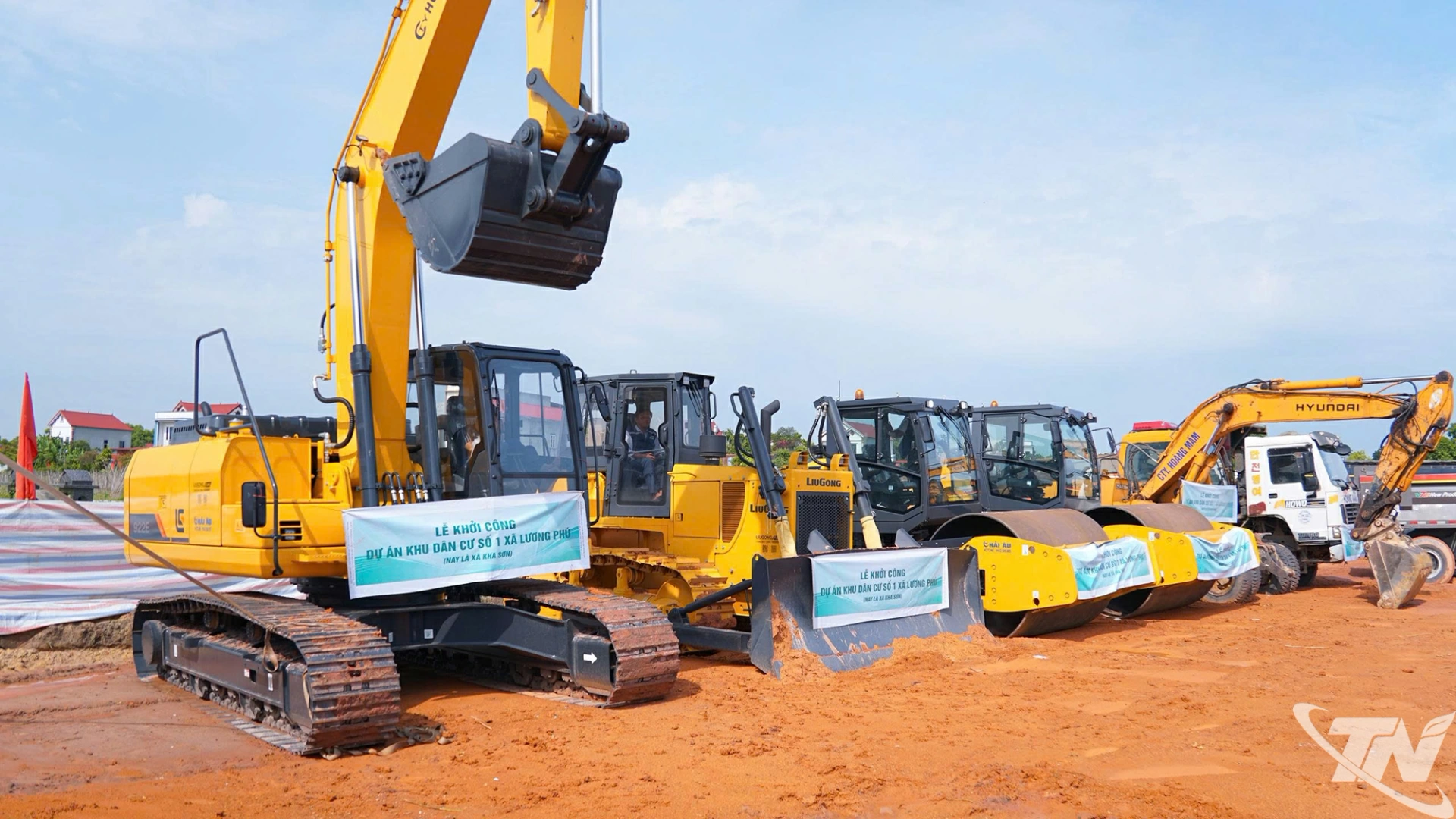 Máy móc được tập kết để sẵn sàng thi công.