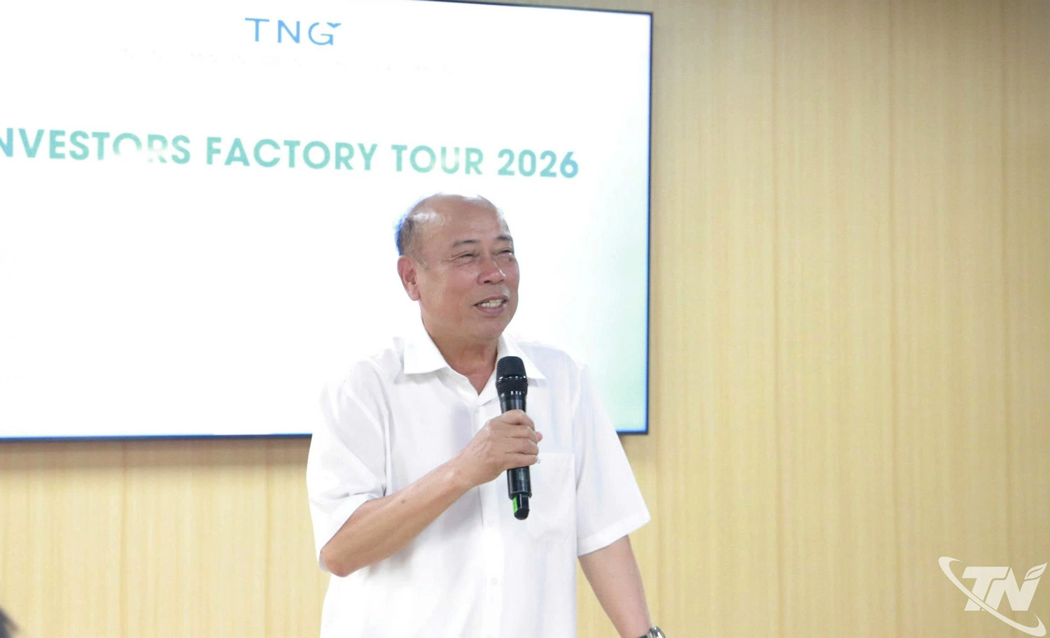 Ông Nguyễn Văn Thời - Chủ tịch Hội đồng quán trị Công ty CP Đầu tư và Thương mại TNG trực tiếp giải đáp những thắc mắc của các nhà đầu tư.