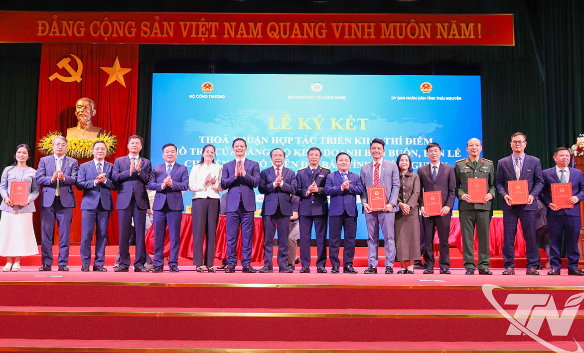 Lãnh đạo Bộ Khoa học và Công nghệ, UBND tỉnh Thái Nguyên và đại diện các đơn vị, doanh nghiệp ký thỏa thuận hợp tác 4 bên triển khai thí điểm hỗ trợ hộ kinh doanh chuyển đổi số trên địa bàn tỉnh. 