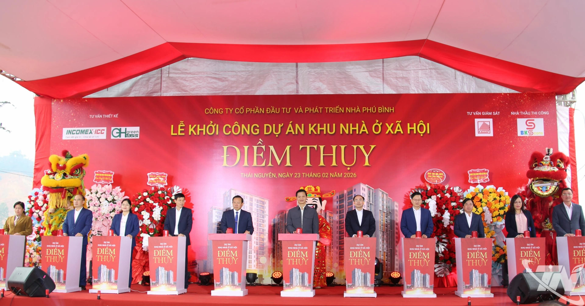 Đồng chí Chủ tịch UBND tỉnh Vương Quốc Tuấn và các đại biểu thực hiện nghi thức khởi động Dự án khu nhà ở xã hội Điềm Thụy.