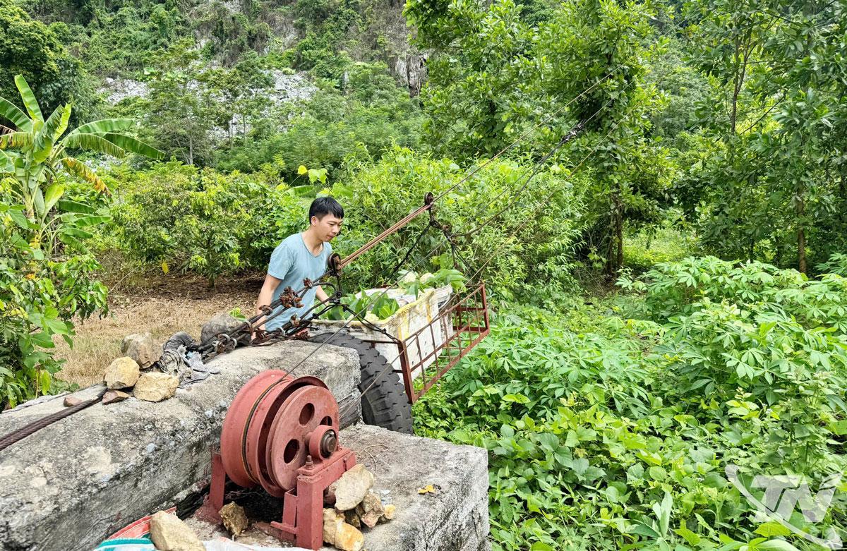 Đầu tư ròng rọc vận chuyển na là một trong những biện pháp cơ giới hóa mang lại hiệu quả cao cho người dân xã La Hiên.