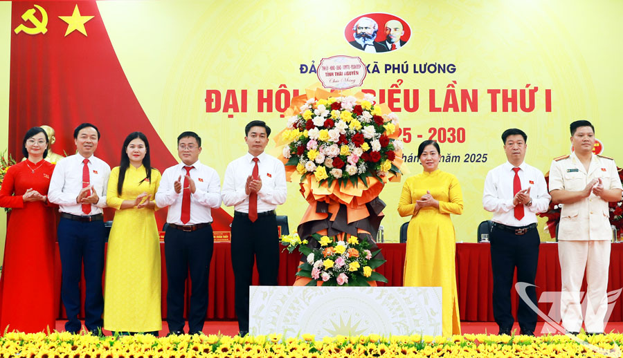 Đồng chí Đỗ Thị Minh Hoa, Ủy viên Ban Thường vụ, Trưởng ban Tuyên giáo và Dân vận Tỉnh ủy tặng hoa chúc mừng Đại hội.