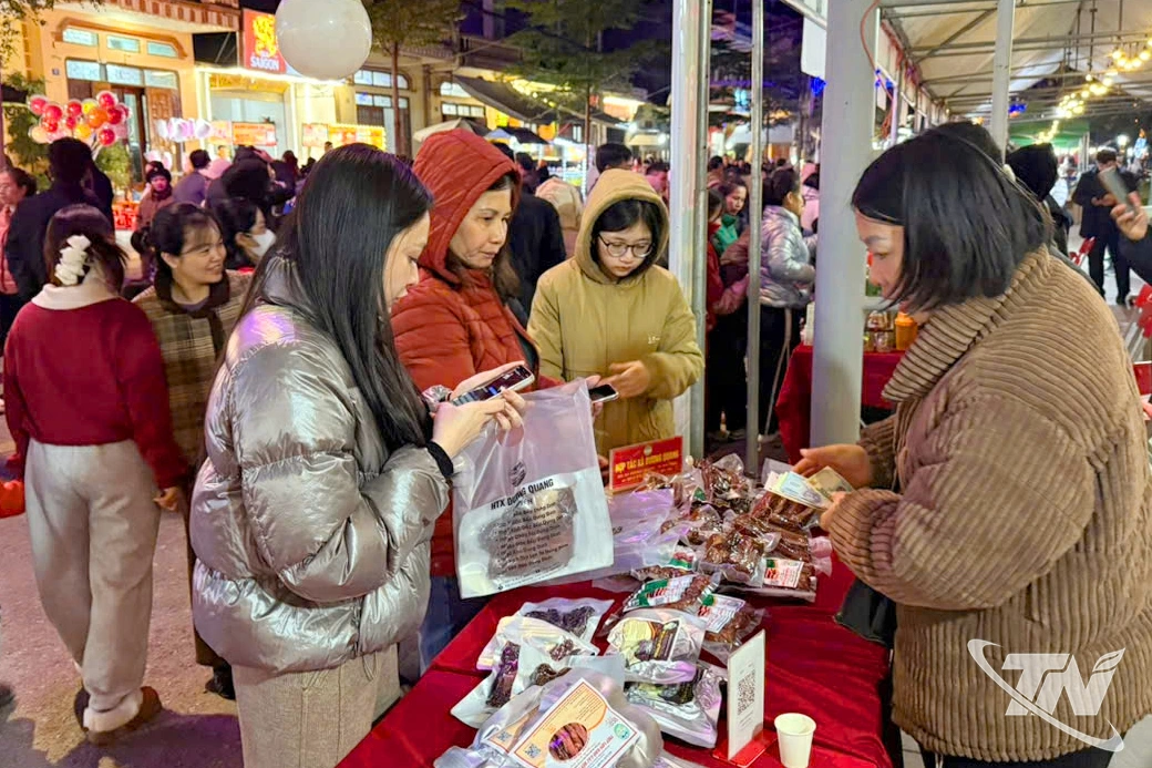 Du kh&aacute;ch lựa chọn mua c&aacute;c sản phẩm lạp sườn, thịt treo g&aacute;c bếp của HTX Dương Quang, tại c&aacute;c sự kiện k&iacute;ch cầu thương mại tổ chức ở khu vực ph&iacute;a Bắc tỉnh.