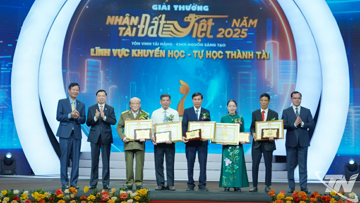 Bà Đào Thanh Hảo, Giám đốc Hợp tác xã chè Hảo Đạt, tỉnh Thái Nguyên (nữ áo dài xanh), một trong 5 tác giả được nhận Giải thưởng “Khuyến học - Tự học thành tài” tại buổi Lễ vinh danh.