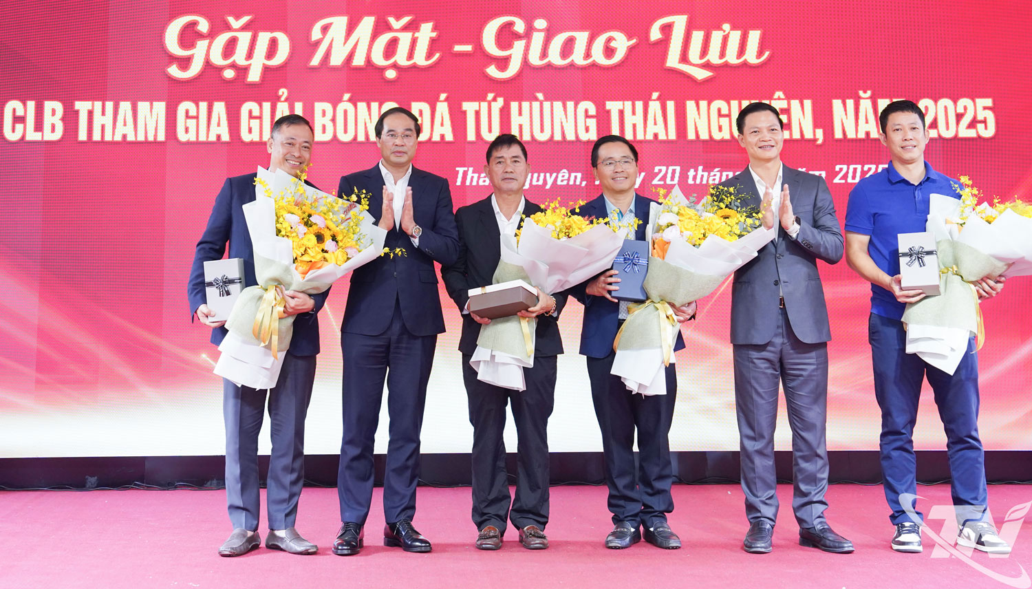 Đồng ch&iacute; B&iacute; thư Tỉnh ủy Trịnh Xu&acirc;n Trường v&agrave; đồng ch&iacute; Chủ tịch UBND tỉnh tặng qu&agrave; ch&uacute;c mừng c&aacute;c cầu thủ của Đội tuyển U22 Việt Nam vừa Gi&agrave;nh Huy Chương V&agrave;ng tại SEA Games 33.