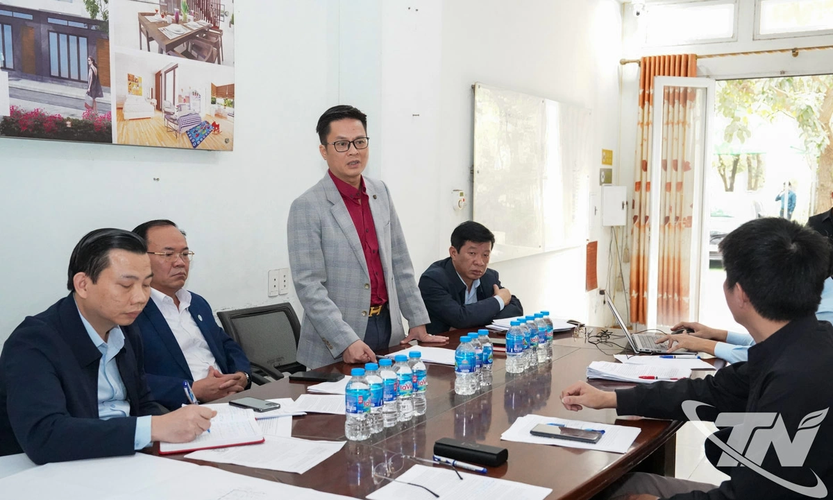 Lãnh đạo Báo và Phát thanh, Truyền hình Thái Nguyên phát biểu tại buổi làm việc.