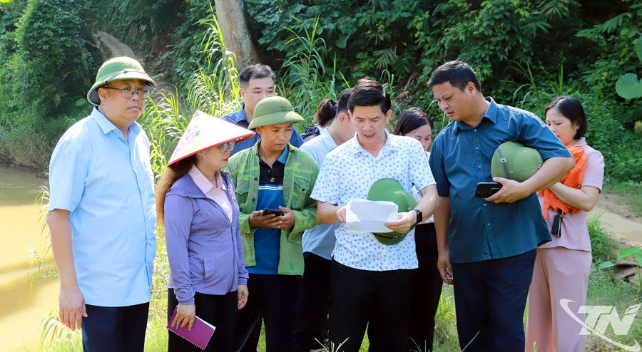 Thăm nắm đập kênh Cốc Tộc, xã Ba Bể.