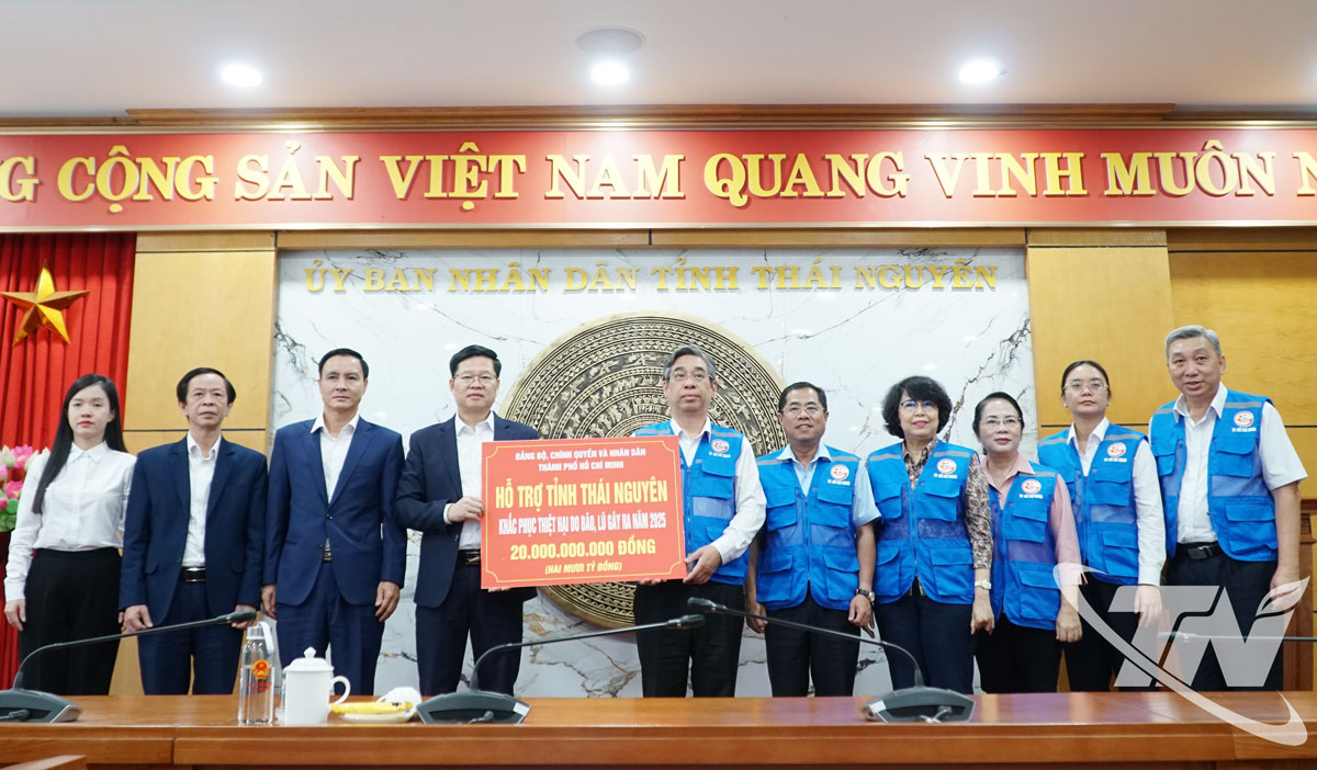 Đoàn công tác của Thành phố Hồ Chí Minh trao hỗ trợ tỉnh Thái Nguyên khắc phục thiệt hại do bão lũ gây ra.