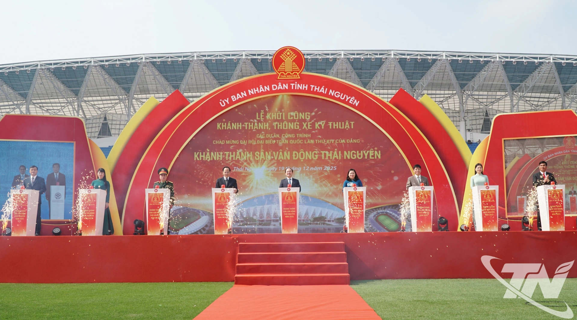 Các đại biểu bấm nút khánh thành Dự án Xây dựng Sân vận động tỉnh Thái Nguyên.