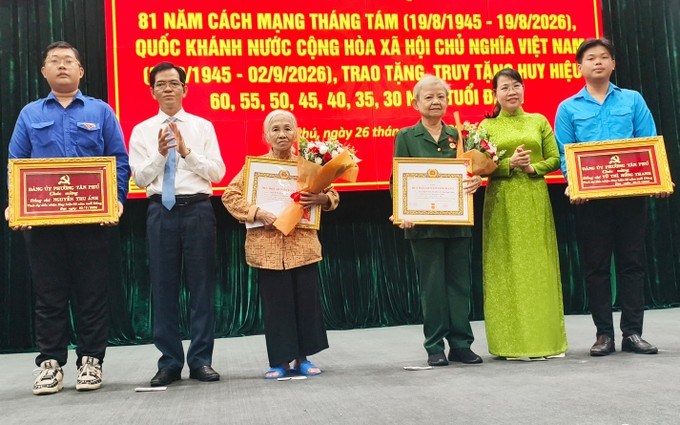 Đồng chí Dương Trọng Hiếu, Ủy viên Ban Thường vụ Thành ủy, Chủ nhiệm Ủy ban Kiểm tra Thành ủy TPHCM trao Huy hiệu 60 năm tuổi Đảng cho 2 đảng viên. Ảnh: NGUYỄN TÂN