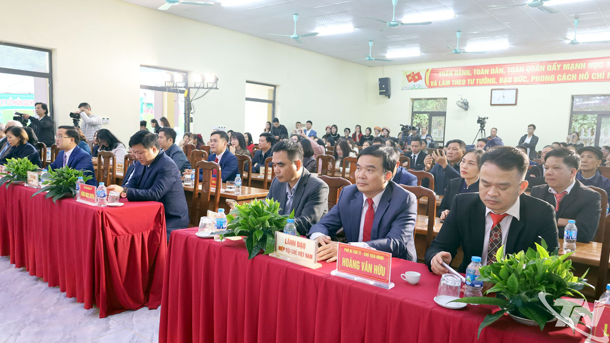 Các đại biểu dự lễ công bố cây di sản Việt Nam đối với cây chè Shan tuyết cổ thụ của xã Đồng Phúc