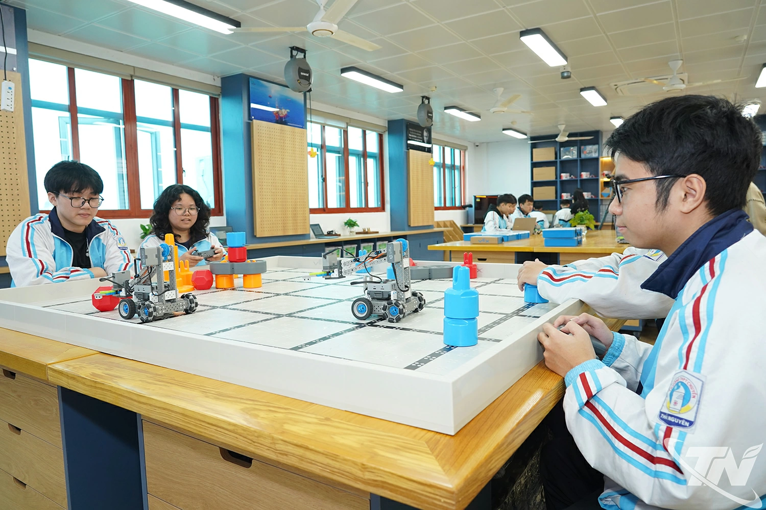 Học sinh Trường THPT Chuyên Thái Nguyên được học tập và rèn luyện   trong môi trường giáo dục chất lượng cao, qua đó phát triển toàn diện   cả kiến thức, kỹ năng và năng lực tư duy.
