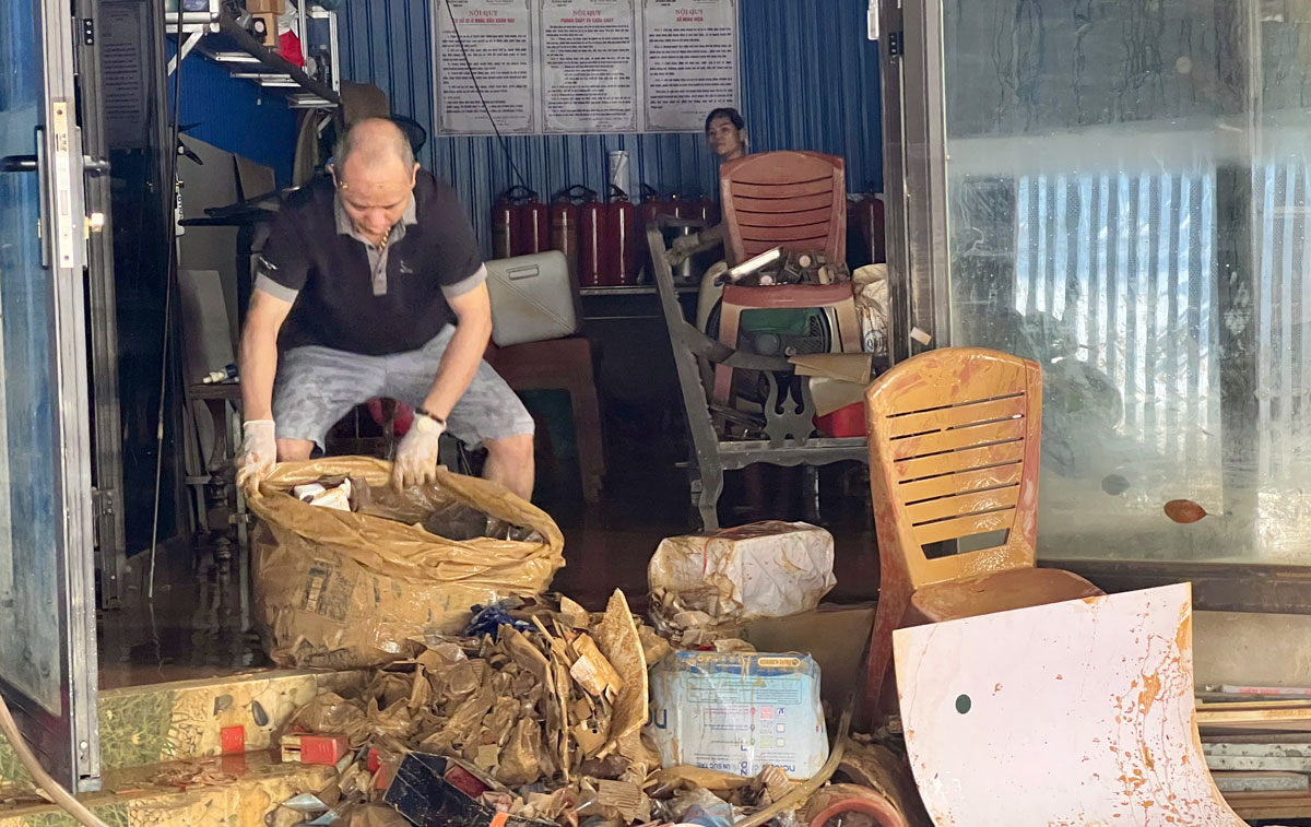 Người dân tổ 5, phường Linh Sơn cho biết chưa bao giờ ngập lụt nặng nề như năm nay.