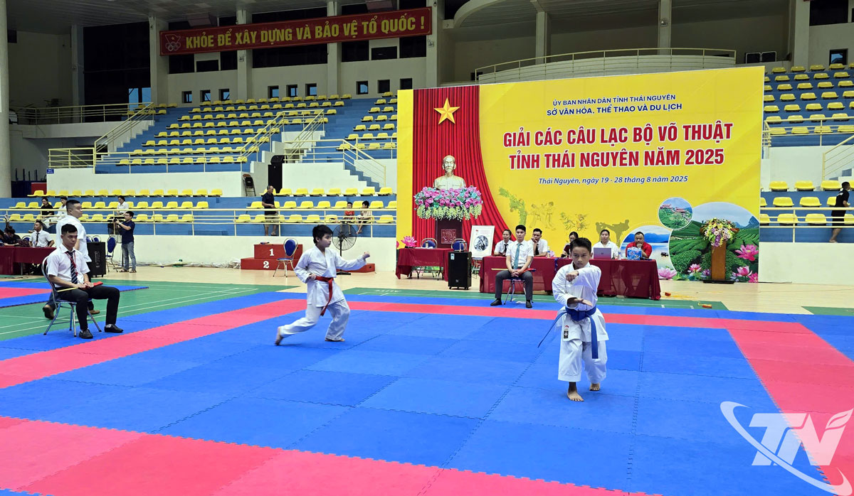Các vận động viên bước vào loạt trận tranh tài môn Karate