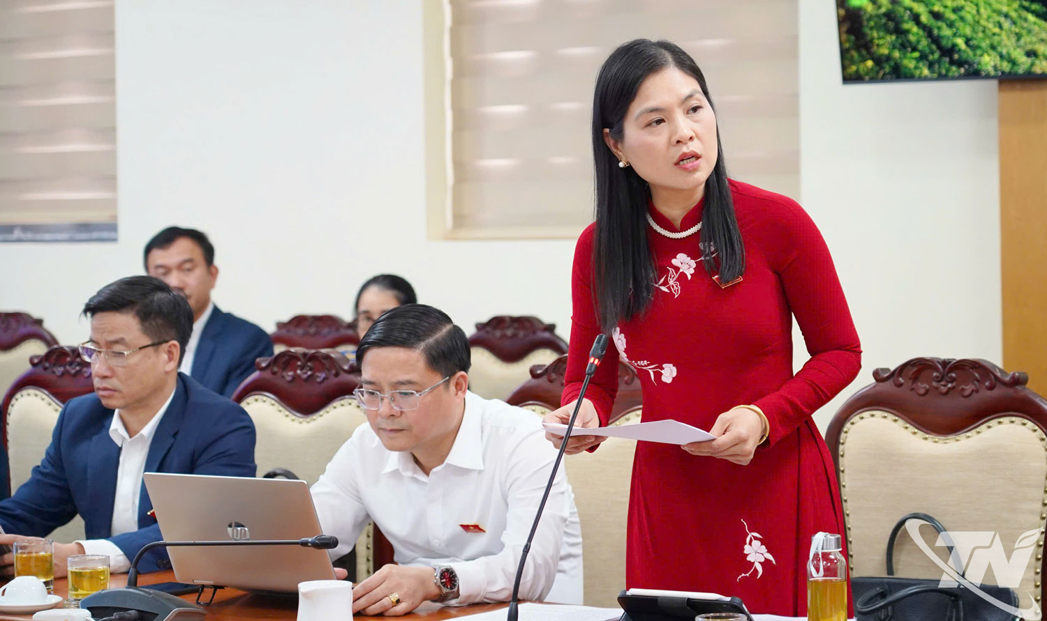 Đại biểu Phạm Thị Thu Thủy trao đổi về chỉ tiêu giảm nghèo.