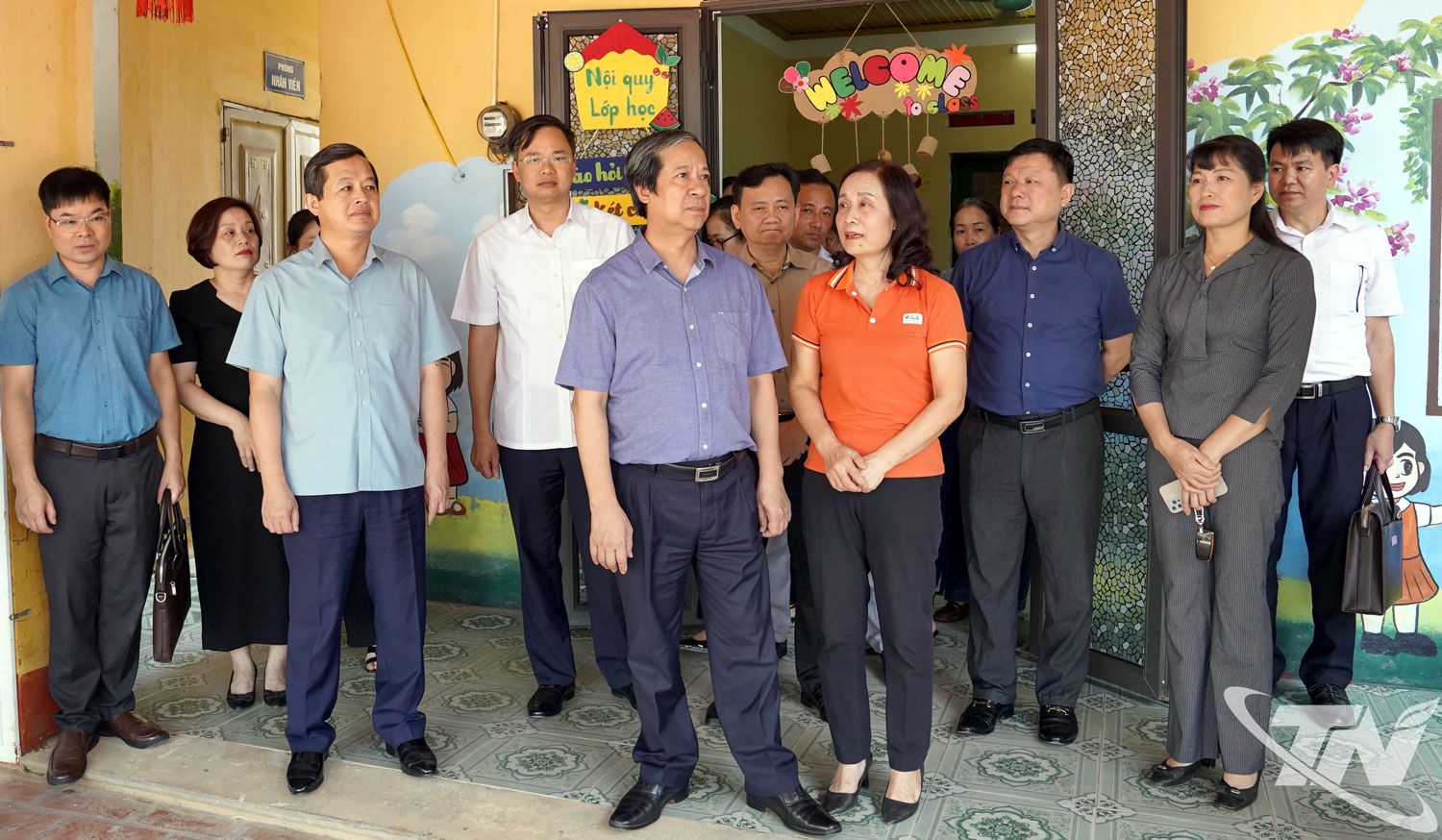 Bộ trưởng Bộ Giáo dục và Đào tạo Nguyễn Kim Sơn kiểm tra công tác khắc phục hậu quả cơn bão số 11 tại Trường Mầm non Huống Thượng, xã Linh Sơn.