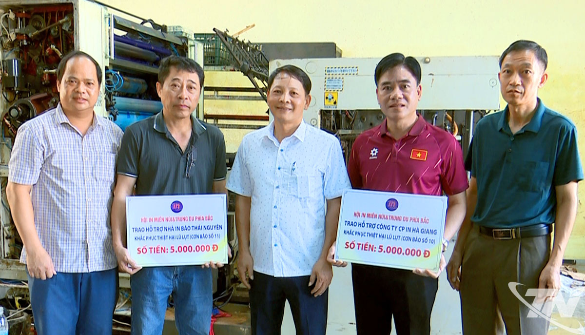 Đại diện Hội In miền núi và trung du phía Bắc trao hỗ trợ cho Nhà in Báo và Phát thanh, Truyền hình Thái Nguyên và Công ty CP In Hà Giang, mỗi đơn vị 5 triệu đồng.