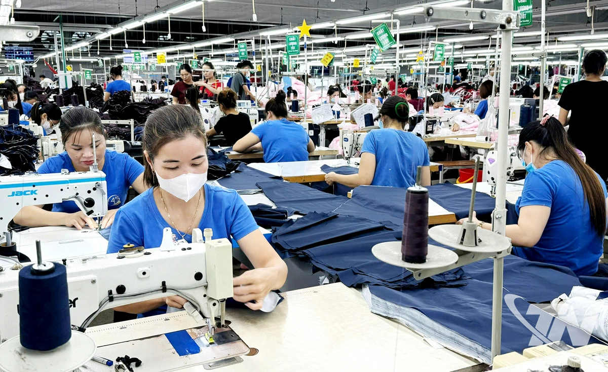 Dây chuyền may hàng xuất khẩu tại Công ty CP Đầu tư và Thương mại TNG - doanh nghiệp trong nước có đóng góp quan trọng vào “vùng ổn định” của công nghiệp Thái Nguyên năm 2025