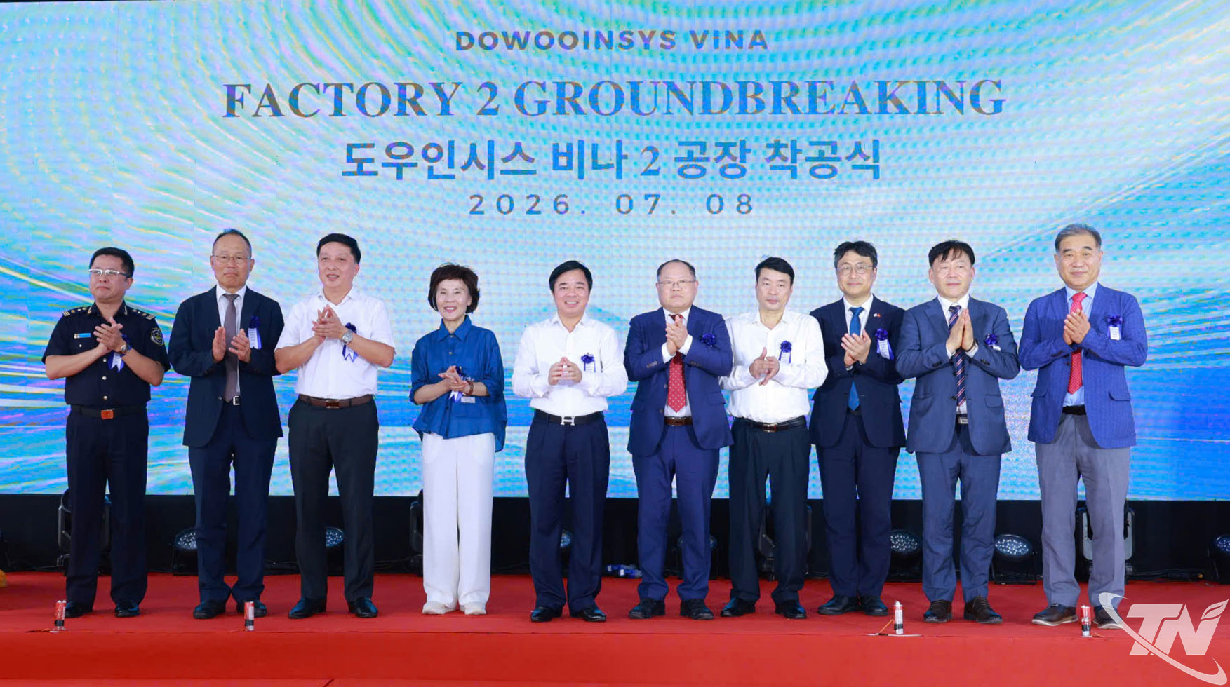 Các đồng chí lãnh đạo tỉnh Thái Nguyên và lãnh đạo Công ty TNHH Dowooinsys Vina tại Lễ khởi công.