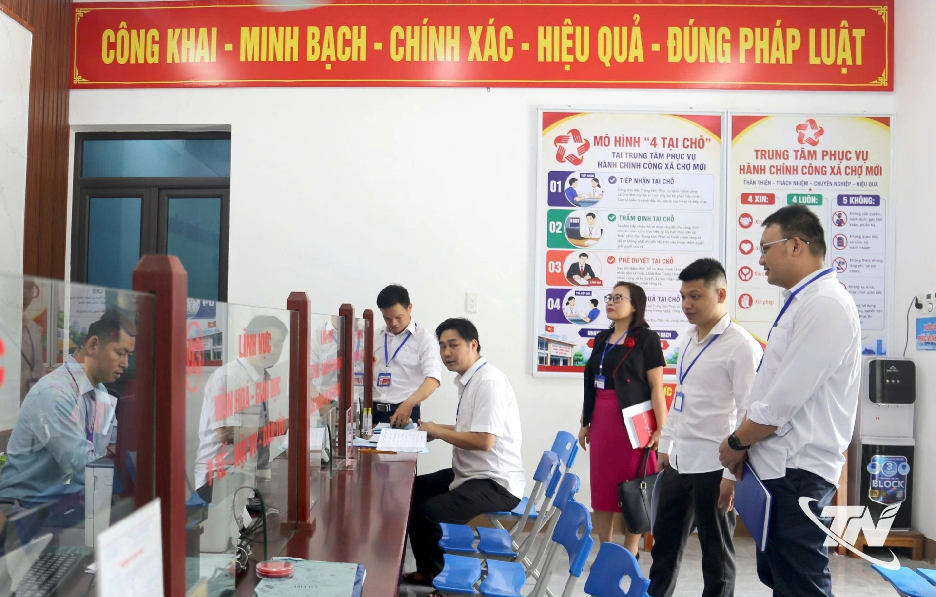 Đoàn kiểm tra công vụ, kiểm tra cải cách hành chính của tỉnh Thái Nguyên kiểm tra tại xã Chợ Mới.