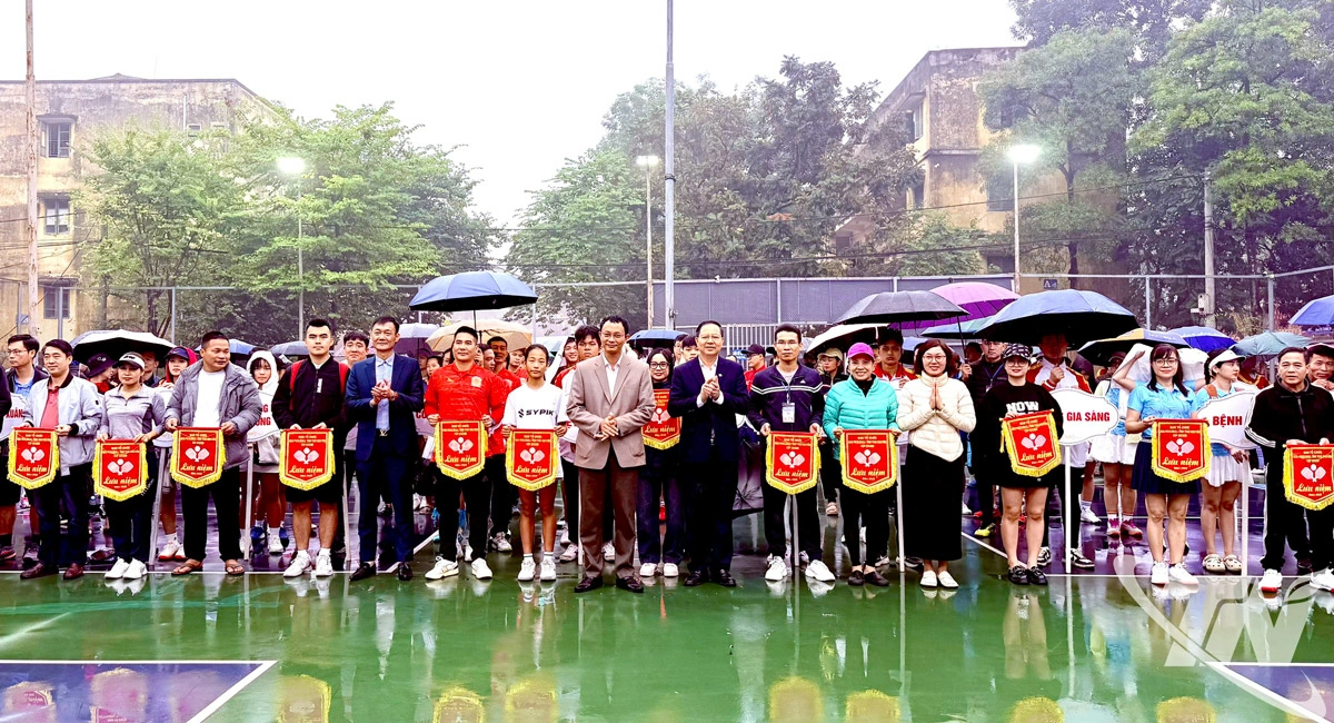 Ban Tổ chức trao Cờ lưu niệm cho các đoàn vận động viên tham gia Giải.