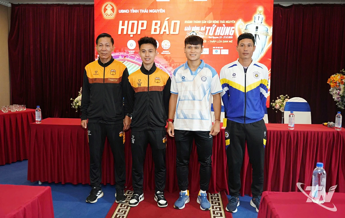 Đại diện Ban Huấn luyện, đại diện cầu thủ đội bóng Hà Nội FC và Hoàng Anh Gia Lai chụp ảnh lưu niệm tại họp báo.