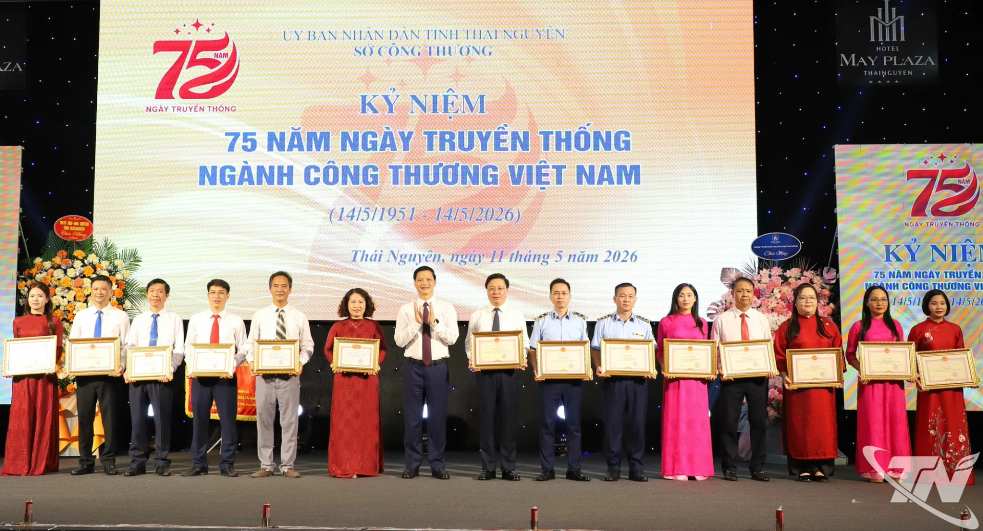 Đồng chí Chủ tịch UBND tỉnh Vương Quốc Tuấn trao Bằng khen cho các tập thể, cá nhân.