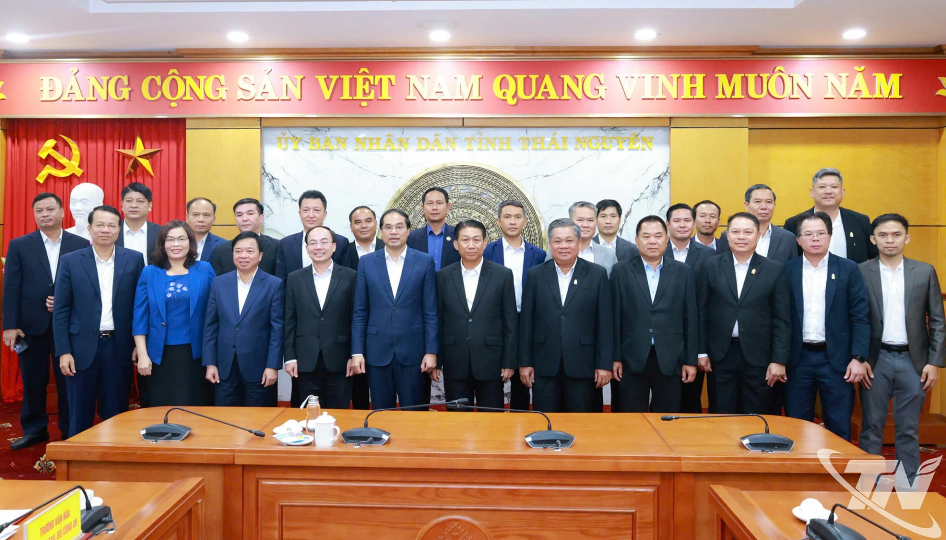 Các đại biểu tỉnh Thái Nguyên và tỉnh Luông Pha Băng chụp ảnh lưu niệm.