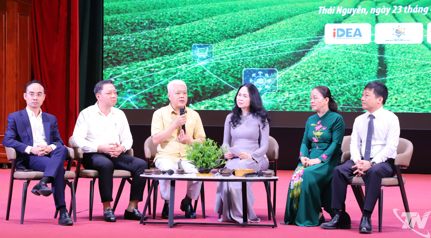 Tọa đàm “Giải pháp tổng thể thúc đẩy tiêu thụ hàng Việt qua thương mại điện tử các tỉnh khu vực phía Bắc”.