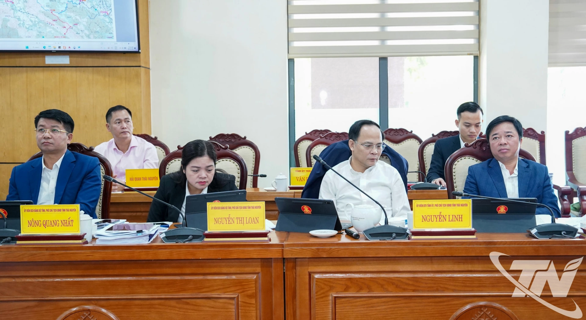 Các đồng chí Phó Chủ tịch UBND tỉnh và đại biểu dự Phiên họp.