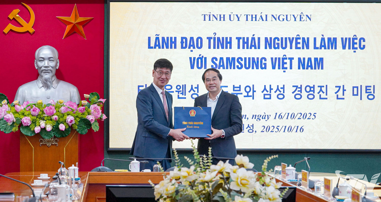 Đồng chí Bí thư Tỉnh ủy Trịnh Xuân Trường tặng quà tri ân lãnh đạo Samsung Việt Nam.