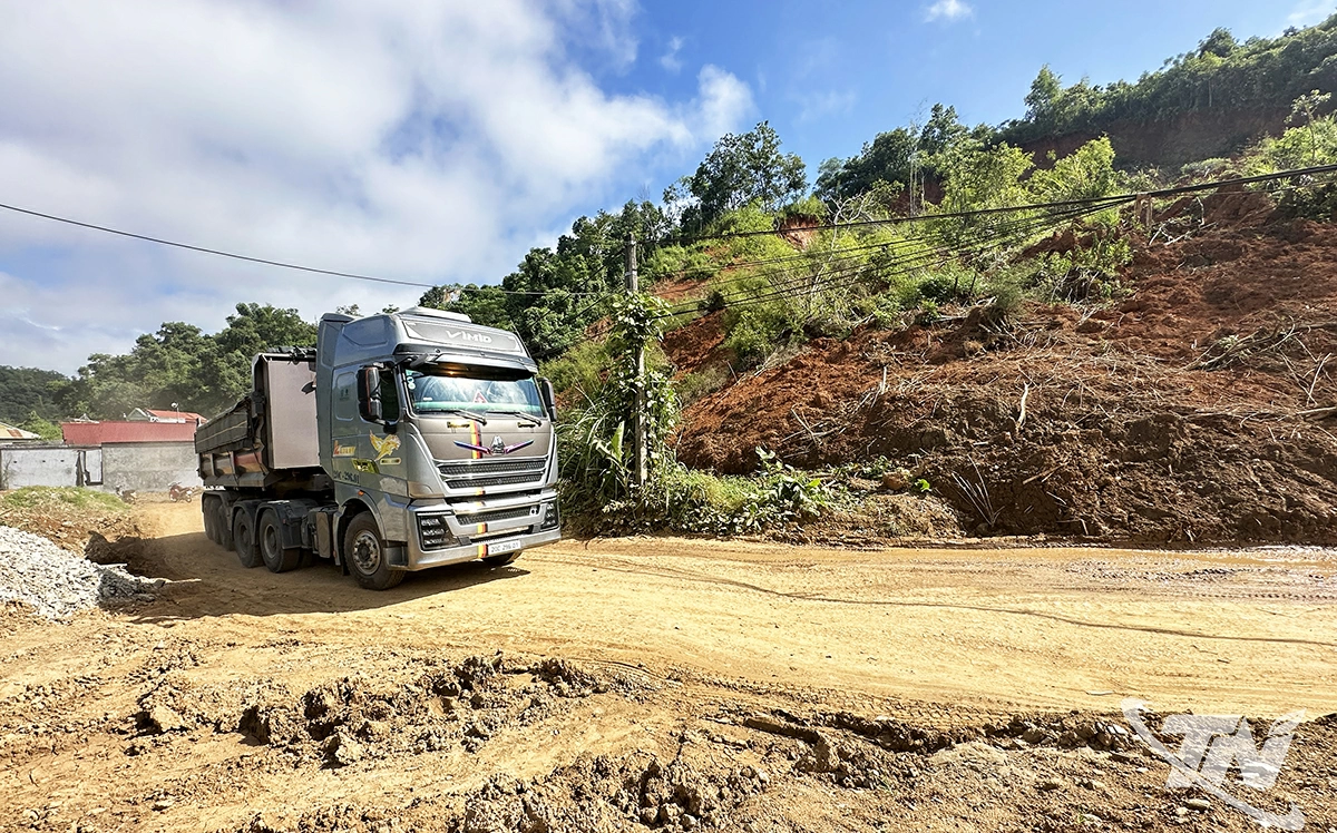 Một điểm sạt lở trên tuyến đường tỉnh 258 được khắc phục tạm nhằm bảo đảm giao thông.