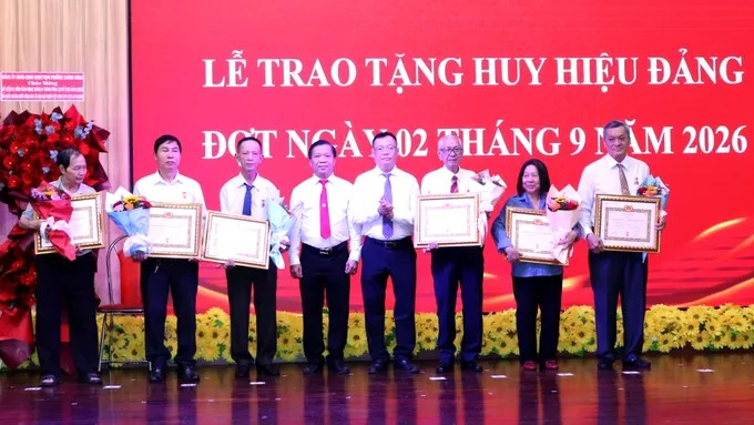 Lãnh đạo phường Chánh Hưng chúc mừng các đảng viên nhận Huy hiệu Đảng