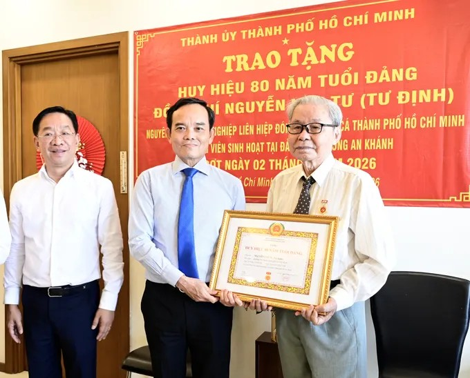 Bí thư Thành ủy TPHCM Trần Lưu Quang đã trao tặng Huy hiệu 80 năm tuổi Đảng cho đồng chí Nguyễn Văn Tư. Ảnh: VĂN MINH
