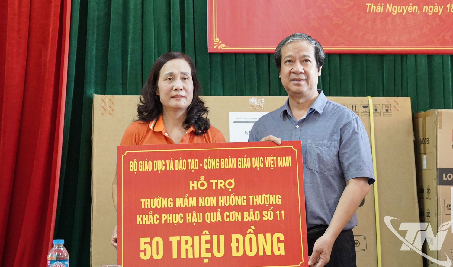Bộ trưởng Bộ Giáo dục và Đào tạo Nguyễn Kim Sơn trao số tiền 50 triệu đồng hỗ trợ Trường Mầm non Huống Thượng khắc phục hậu quả cơn bão số 11.
