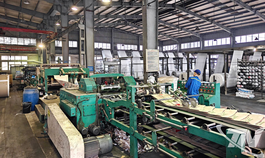 Công đoạn in dựng bao trong dây chuyền sản xuất vỏ bao xi măng tại Công ty than Núi Hồng.