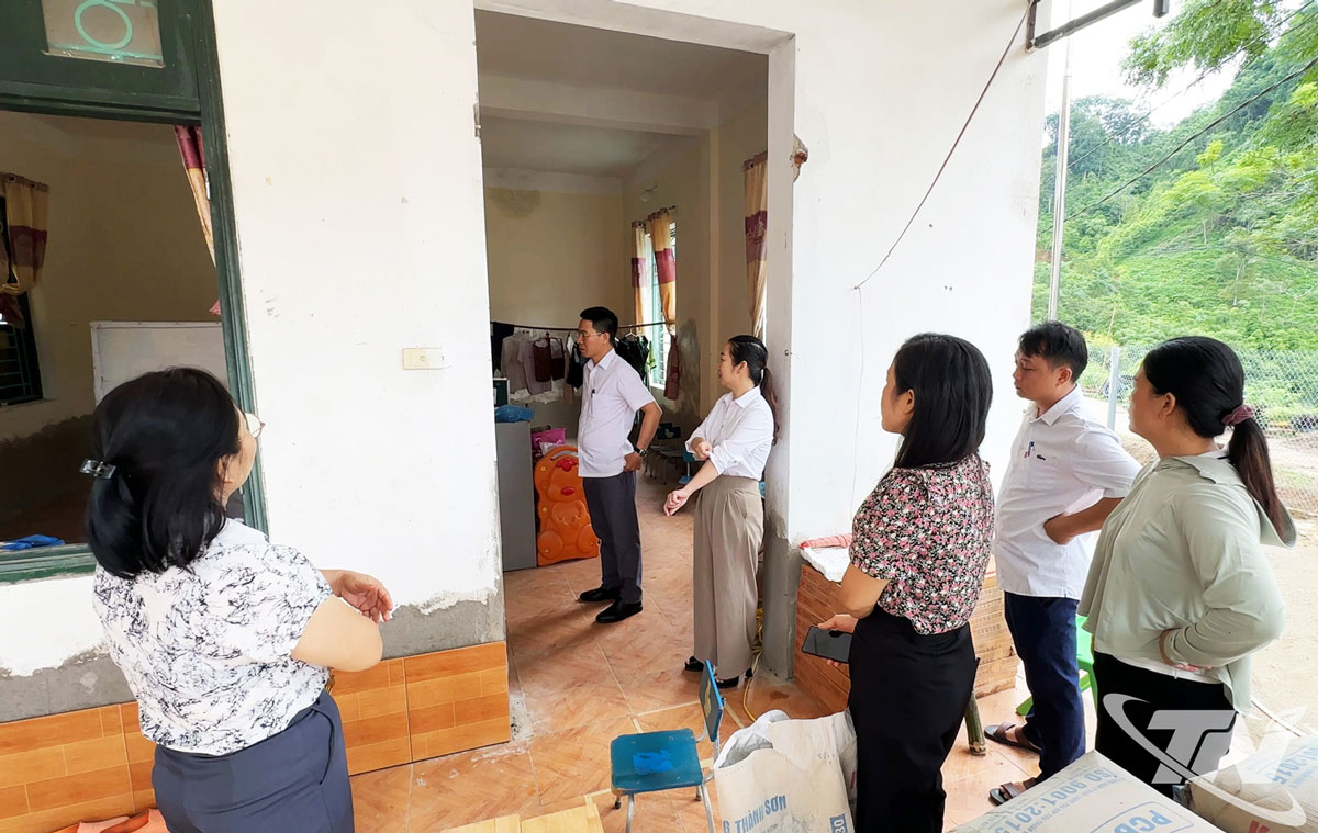 Đoàn công tác của xã Bằng Thành đến kiểm tra, cơ sở vật chất, trang thiết bị phục vụ dạy học tại điểm trường Mầm non Khuổi Ỏ