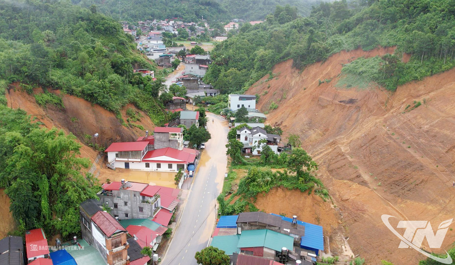 Một điểm bị ảnh hưởng mưa lớn, sạt lở.