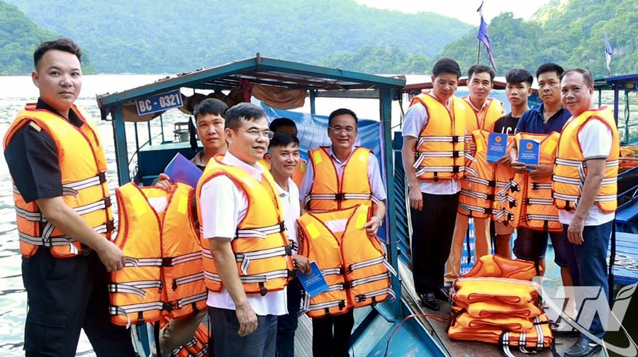 Tặng áo phao cứu sinh cho một số chủ xuồng và lái xuồng.