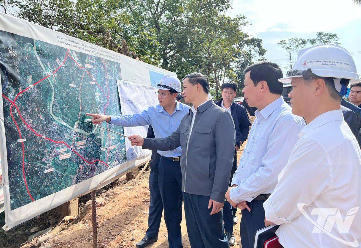 Đồng chí Chủ tịch UBND tỉnh Vương Quốc Tuấn kiểm tra tiến độ thi công Dự án cầu Quang Vinh 1.