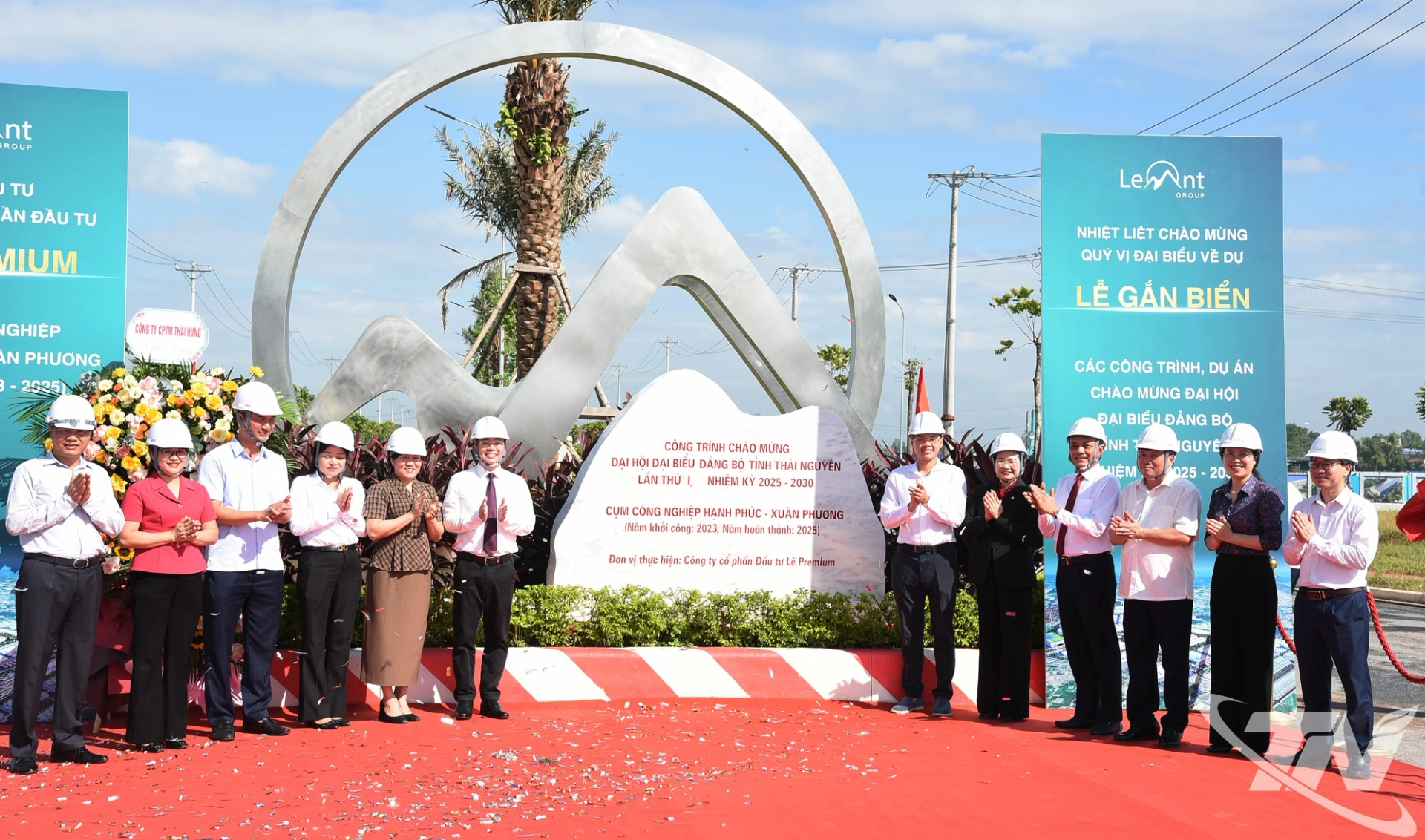 Đồng chí Nguyễn Đăng Bình cùng các đại biểu thực hiện nghi thức gắn biển công trình chào mừng Đại hội đại biểu Đảng bộ tỉnh Thái Nguyên lần thứ I: Dự án Cụm công nghiệp Hạnh Phúc - Xuân Phương.