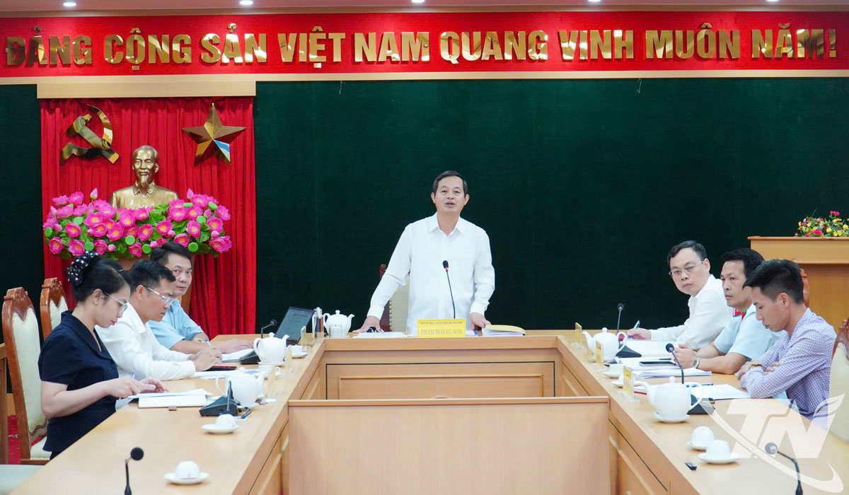 Đồng chí Chủ tịch UBND tỉnh Phạm Hoàng Sơn chủ trì buổi tiếp công dân.