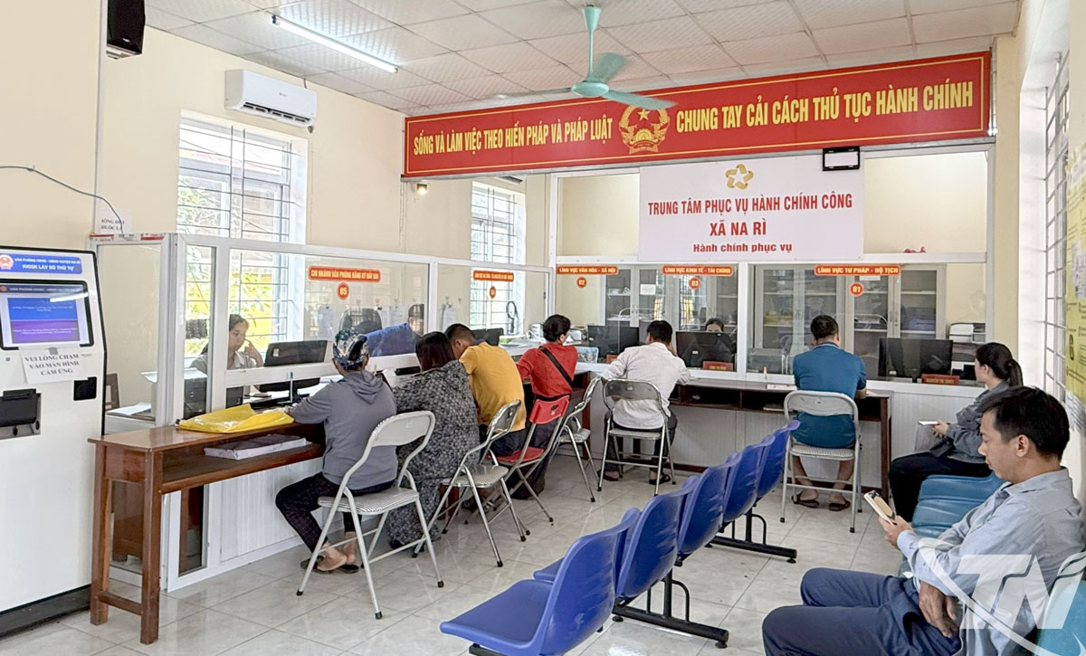 Người dân đến làm thủ tục hành chính tại Trung tâm Phục vụ hành chính công xã Na Rì.