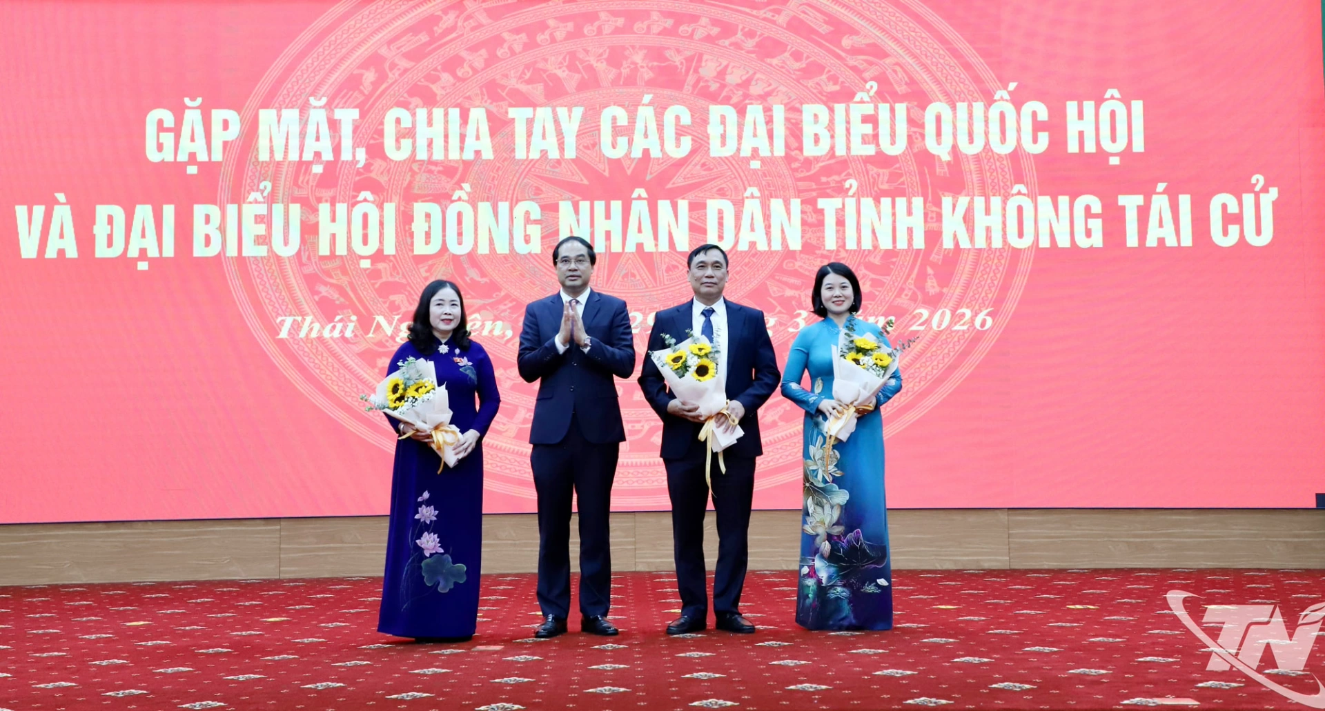 Lãnh đạo tỉnh tặng hoa các đại biểu Quốc hội không tái cử.