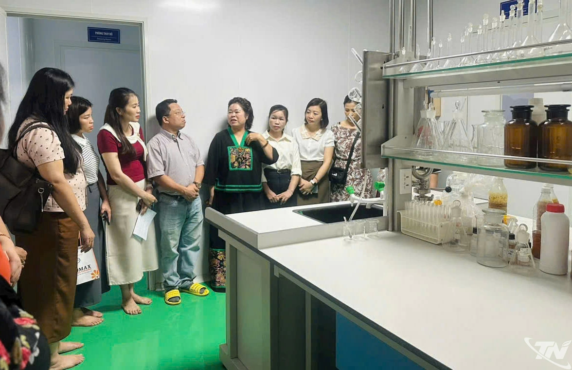 Đại diện các HTX tham quan, học tập kinh nghiệm tại Công ty Cổ phần   Công nghệ Dược liệu Bắc Hà.