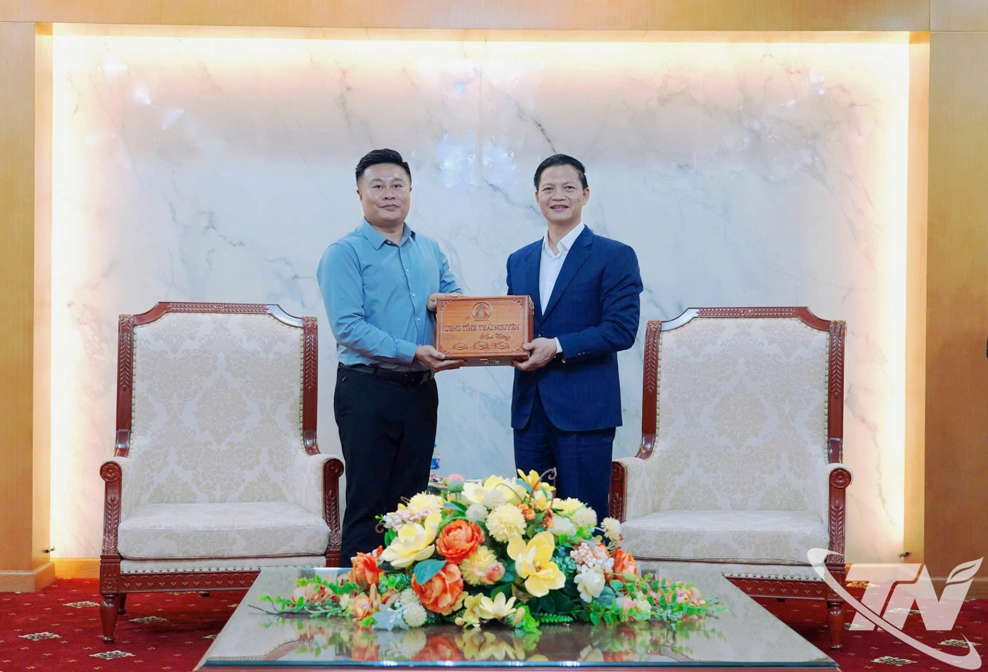 Chủ tịch UBND tỉnh Thái Nguyên Vương Quốc Tuấn tặng quà lưu niệm cho ông Yang Chao Xiang, Chủ tịch Hội đồng quản trị Công ty Sản xuất ô tô Chengling và Công ty Sản xuất xe điện Zhaoling.