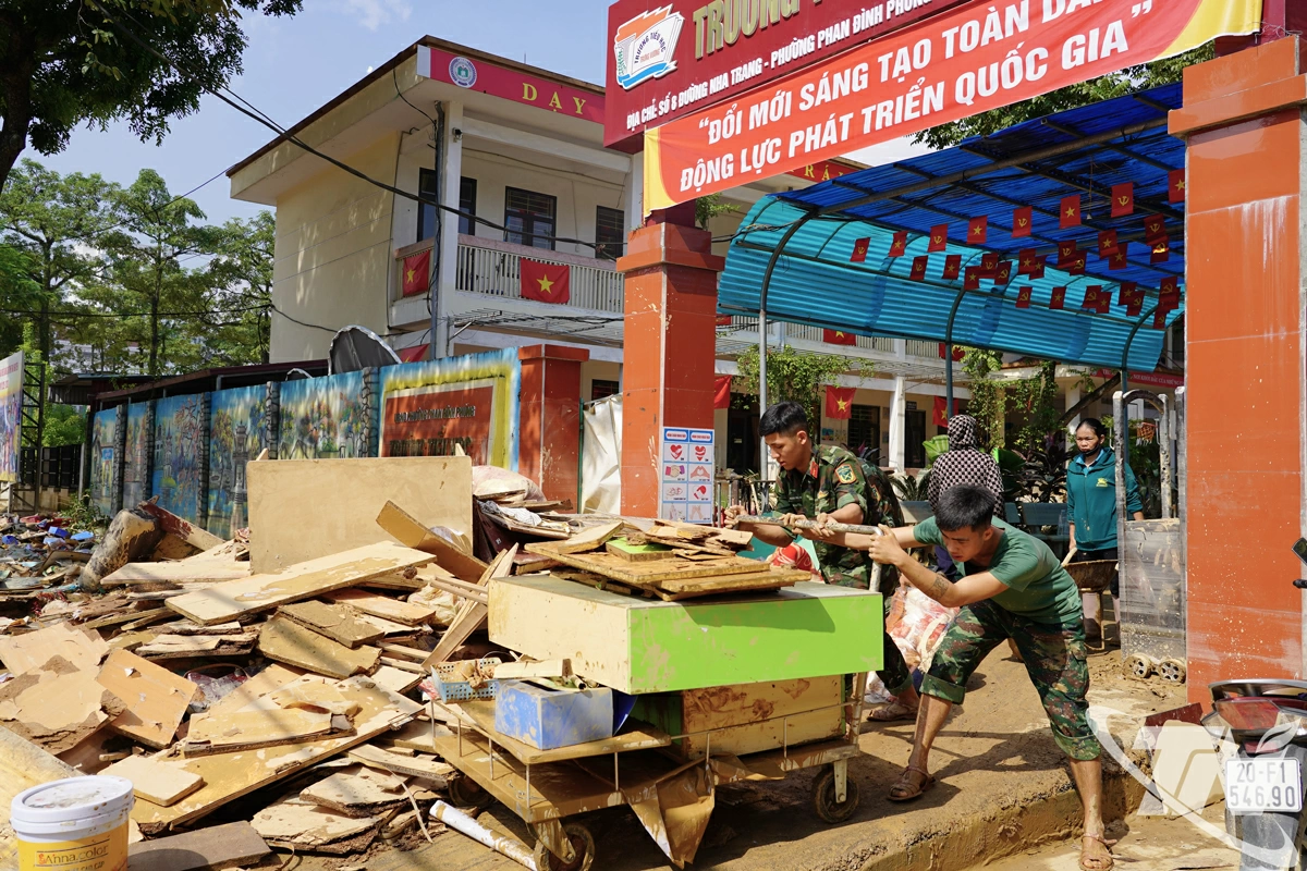 Trường Tiểu học Trưng Vương ngổn ngang sau mưa lũ.