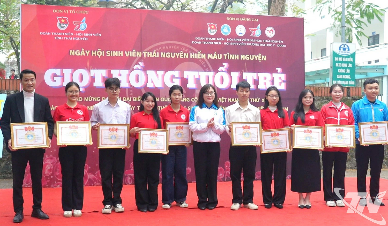 Hội Sinh vi&ecirc;n tỉnh Th&aacute;i Nguy&ecirc;n tặng Bằng khen cho 10 tập thể c&oacute; th&agrave;nh t&iacute;ch xuất sắc trong phong tr&agrave;o hiến m&aacute;u t&igrave;nh nguyện năm 2025.  &nbsp;&nbsp;&nbsp;&nbsp;&nbsp;&nbsp;&nbsp;